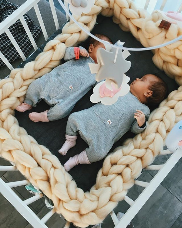 Bedbumper in het babybedje - wat je moet weten
