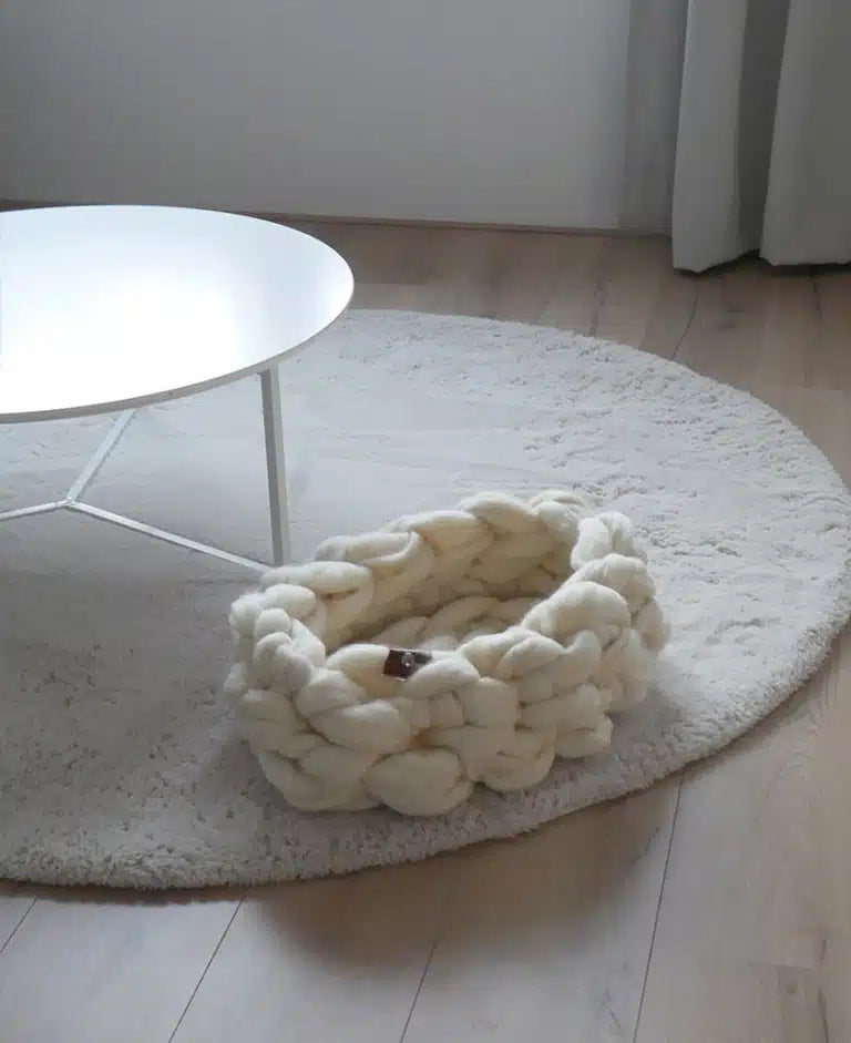 BELM kattenmand van 100% merino wol, close-up van de zachte wollen textuur en ronde vorm