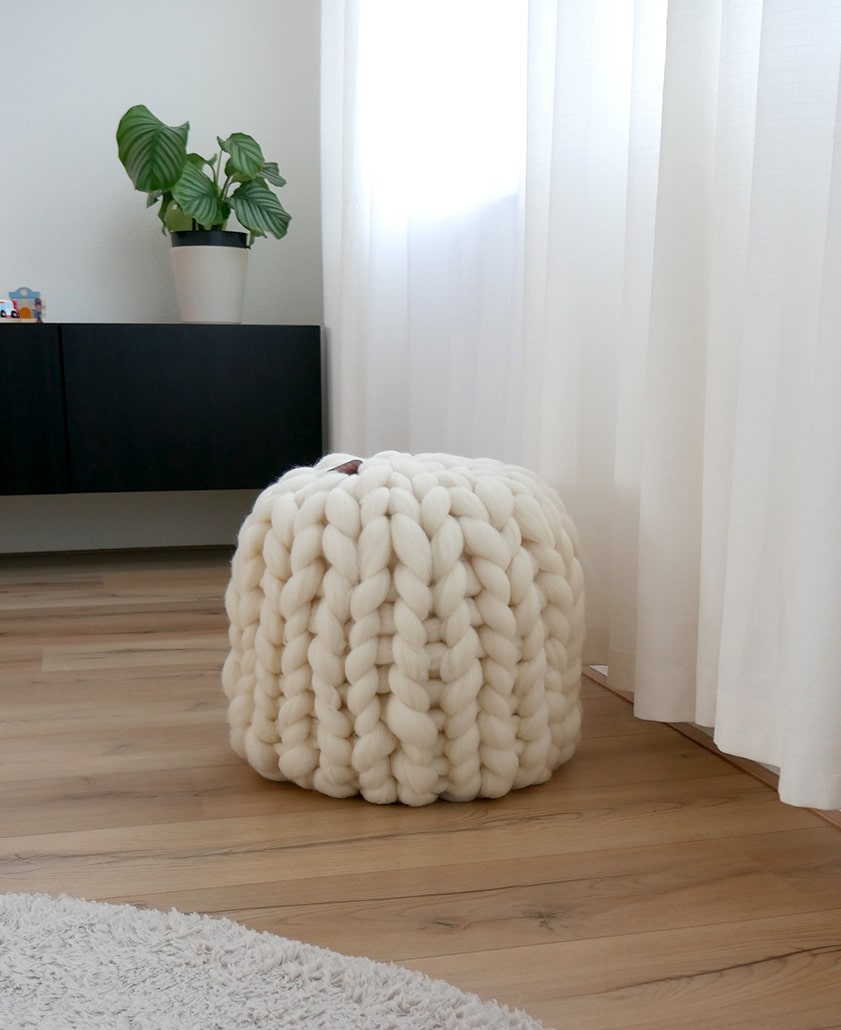 Een merino wollen poef stylen in je woonkamer